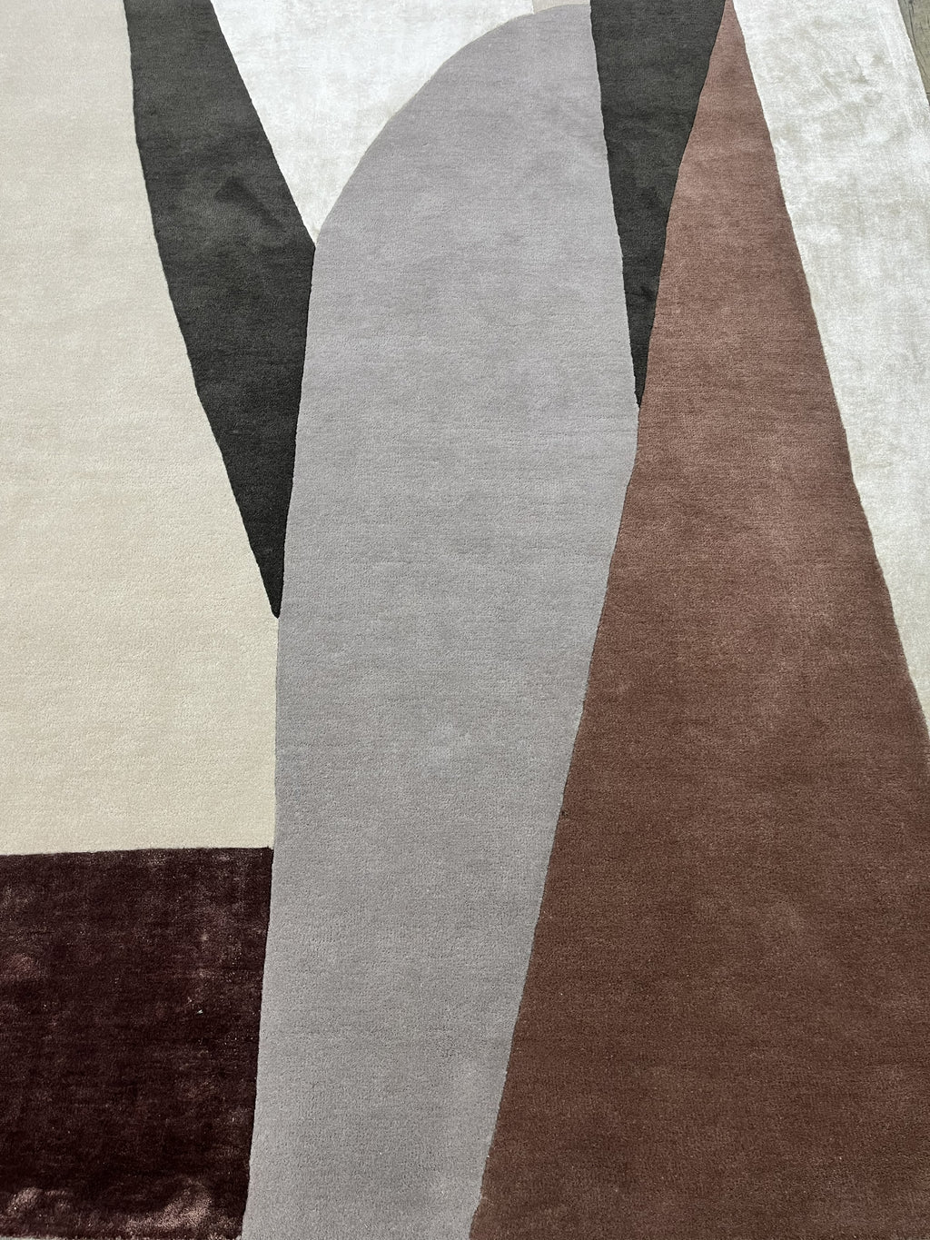 Architectural Flow – Hand-Tufted Design