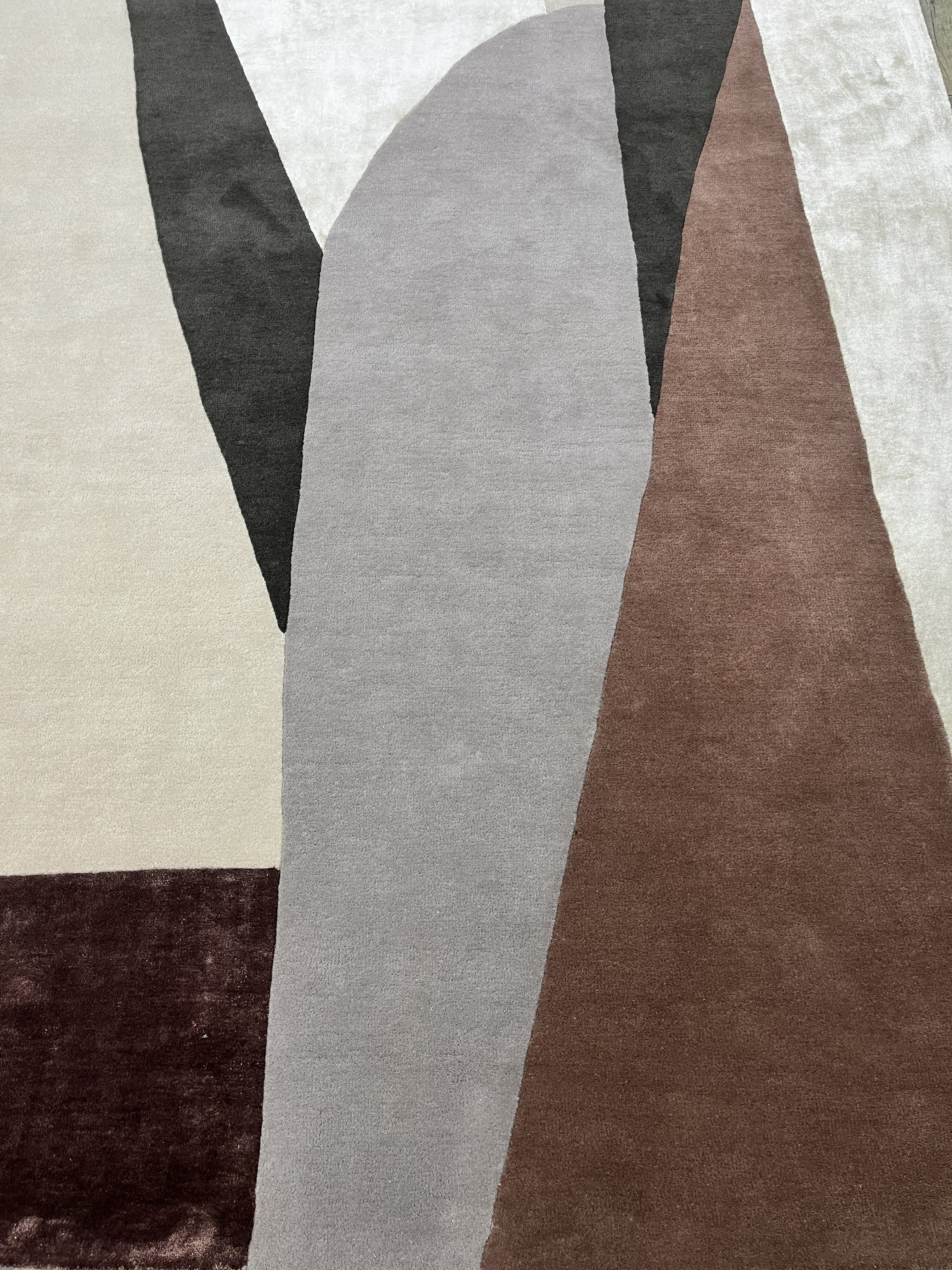 Architectural Flow – Hand-Tufted Design