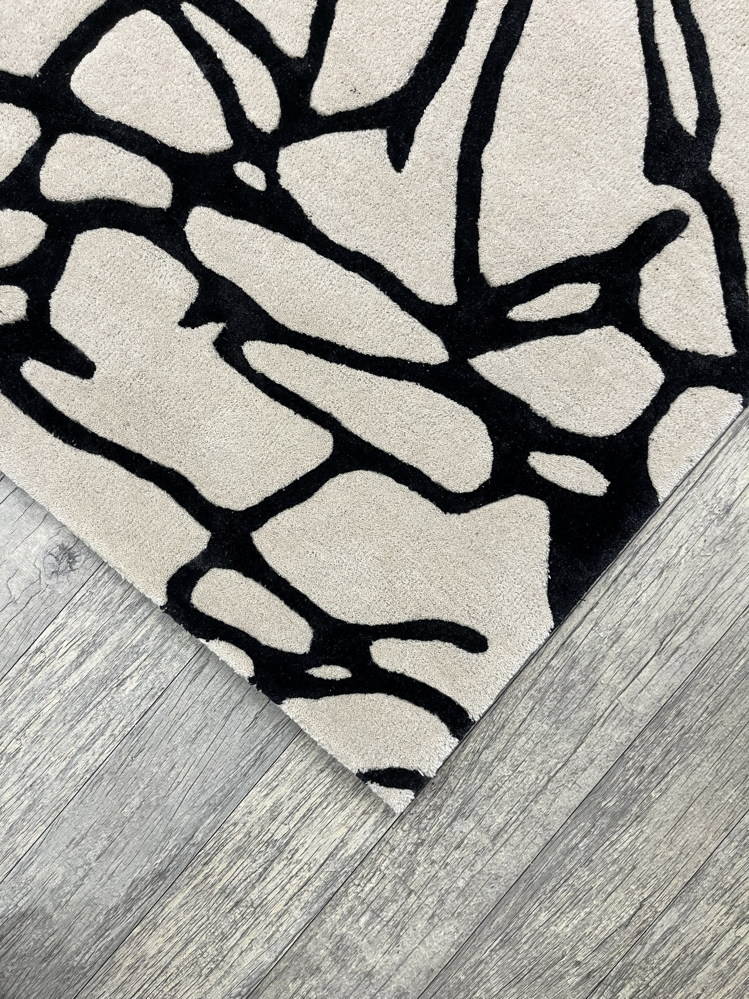 Floral Contour – Hand-Tufted Design