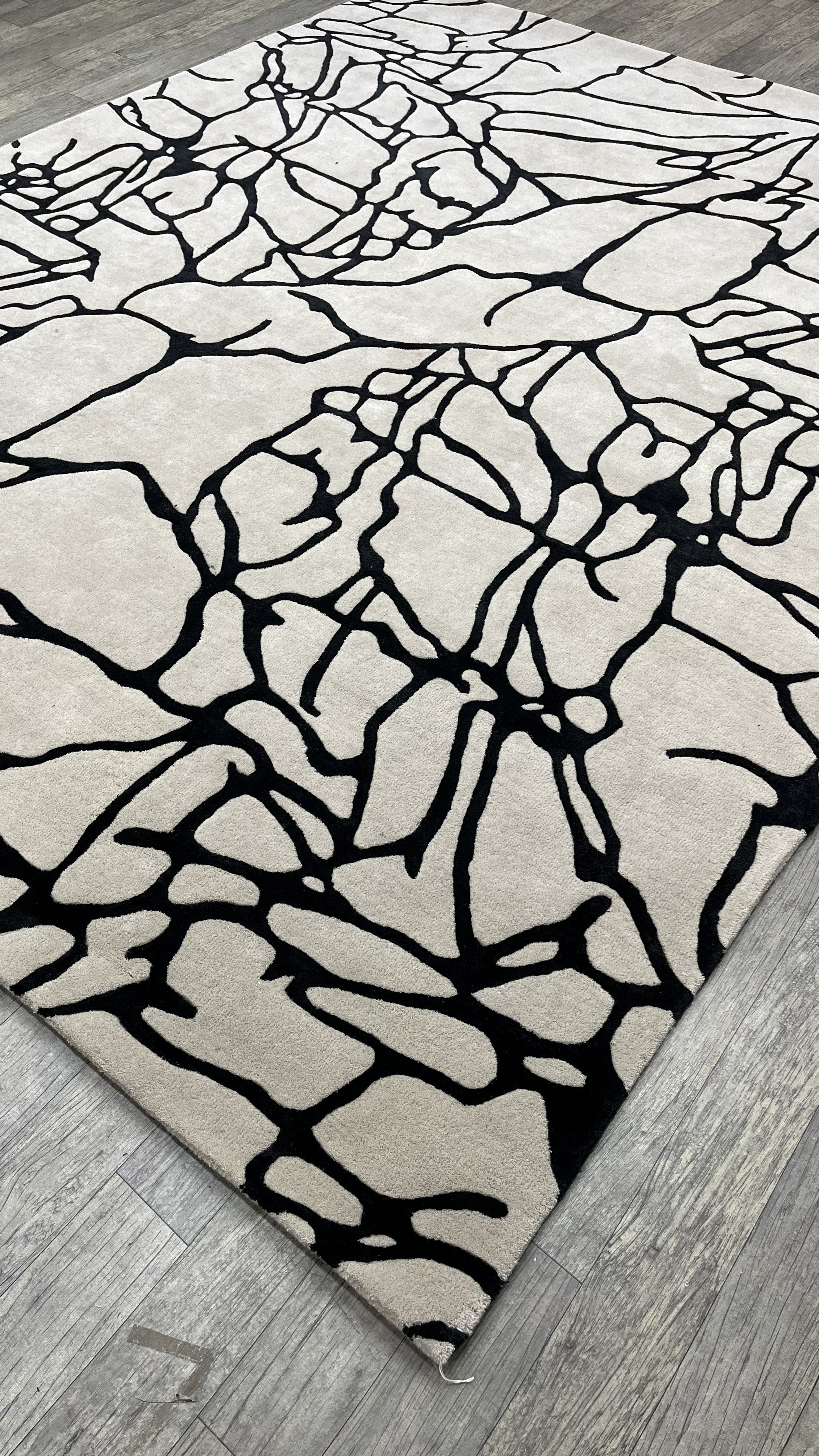 Floral Contour – Hand-Tufted Design