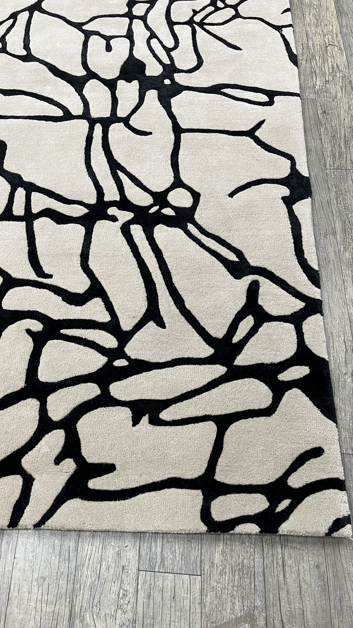 Floral Contour – Hand-Tufted Design