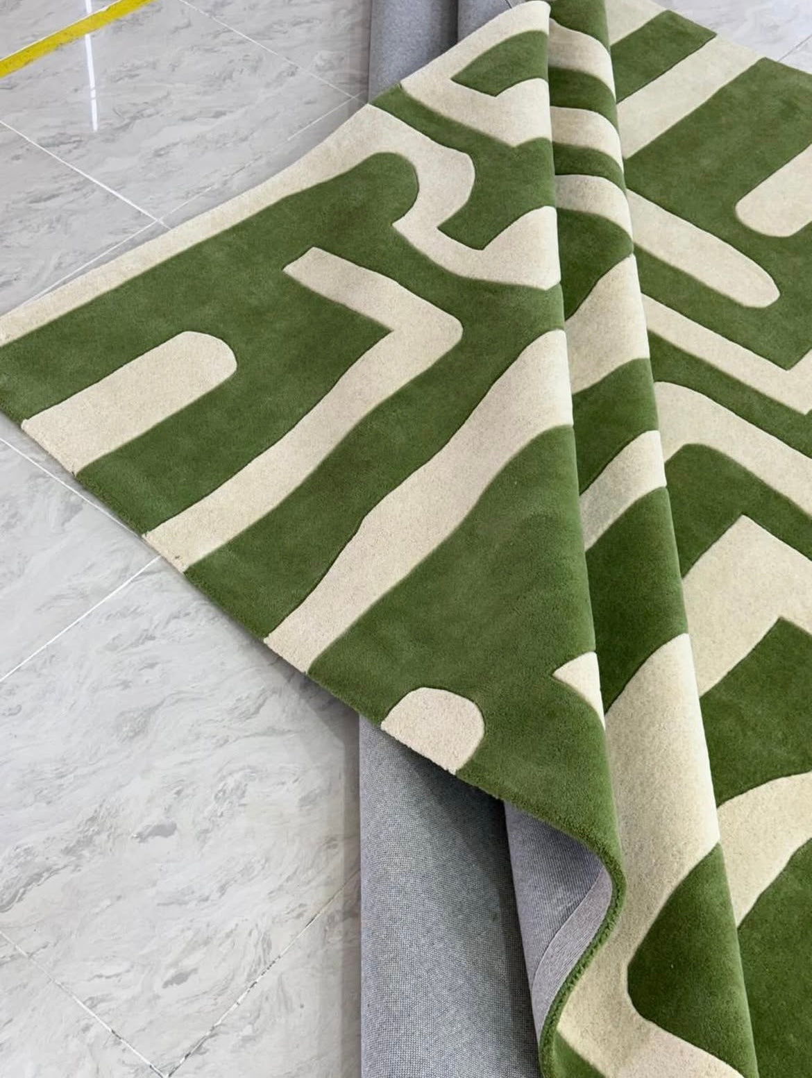 Hand-Tufted Modern Labyrinth Design Rug - Olive Green & Cream