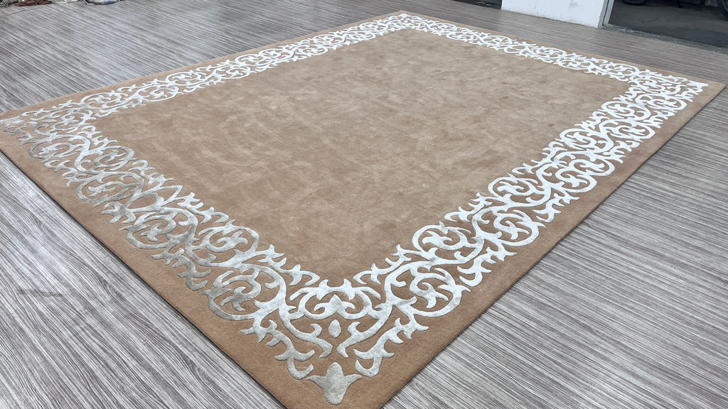Handgetufter eleganter Design-Teppich mit ornamentaler Barock-Bordüre – Hellbraun & Silberweiß