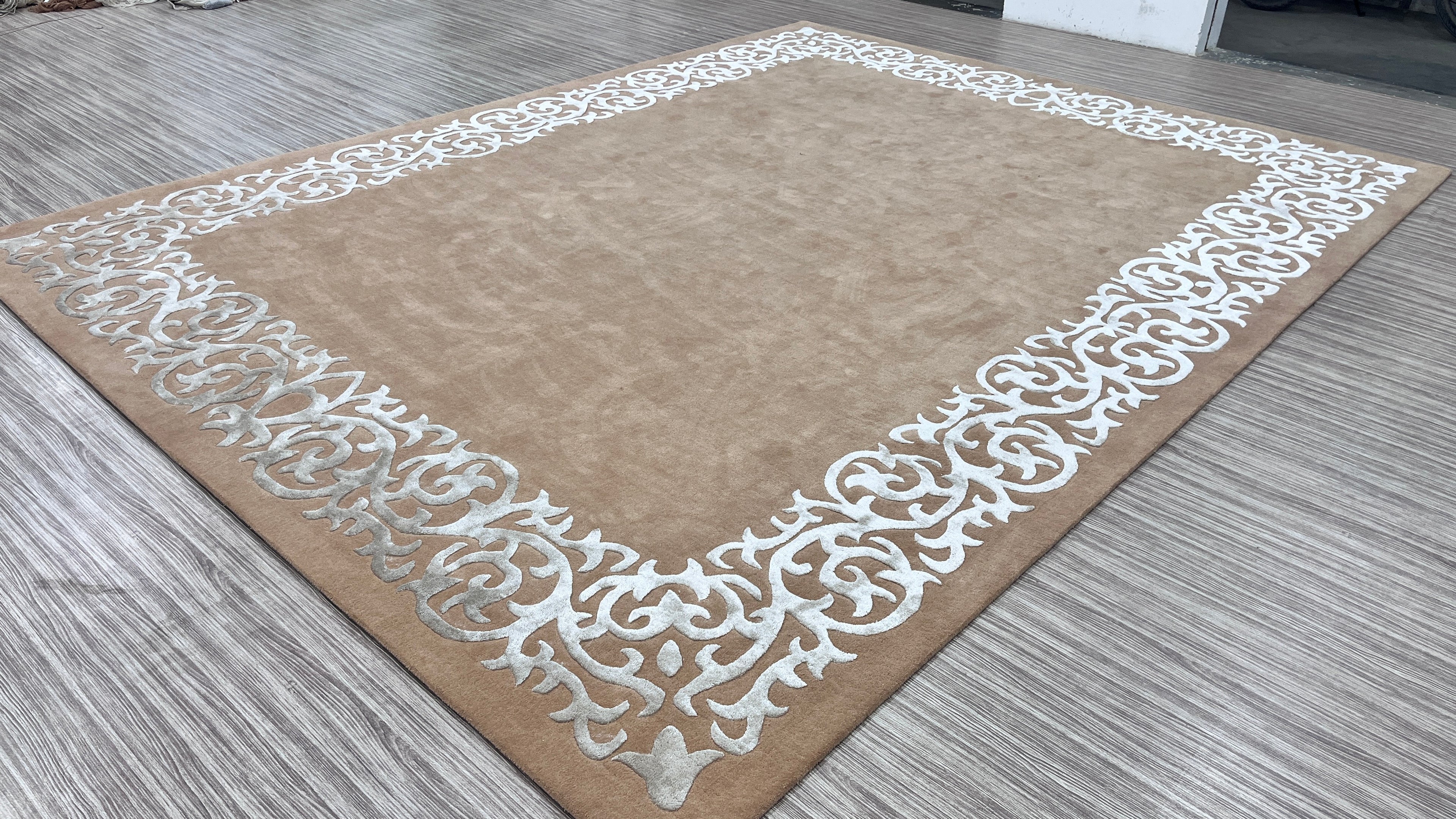 Handgetufter eleganter Design-Teppich mit ornamentaler Barock-Bordüre – Hellbraun & Silberweiß