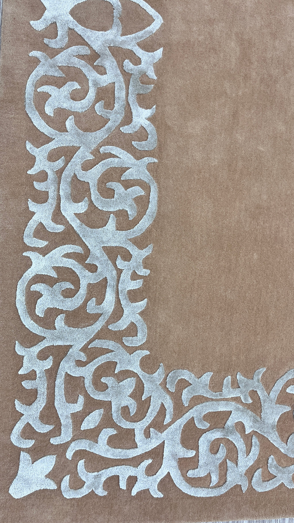 Handgetufter eleganter Design-Teppich mit ornamentaler Barock-Bordüre – Hellbraun & Silberweiß