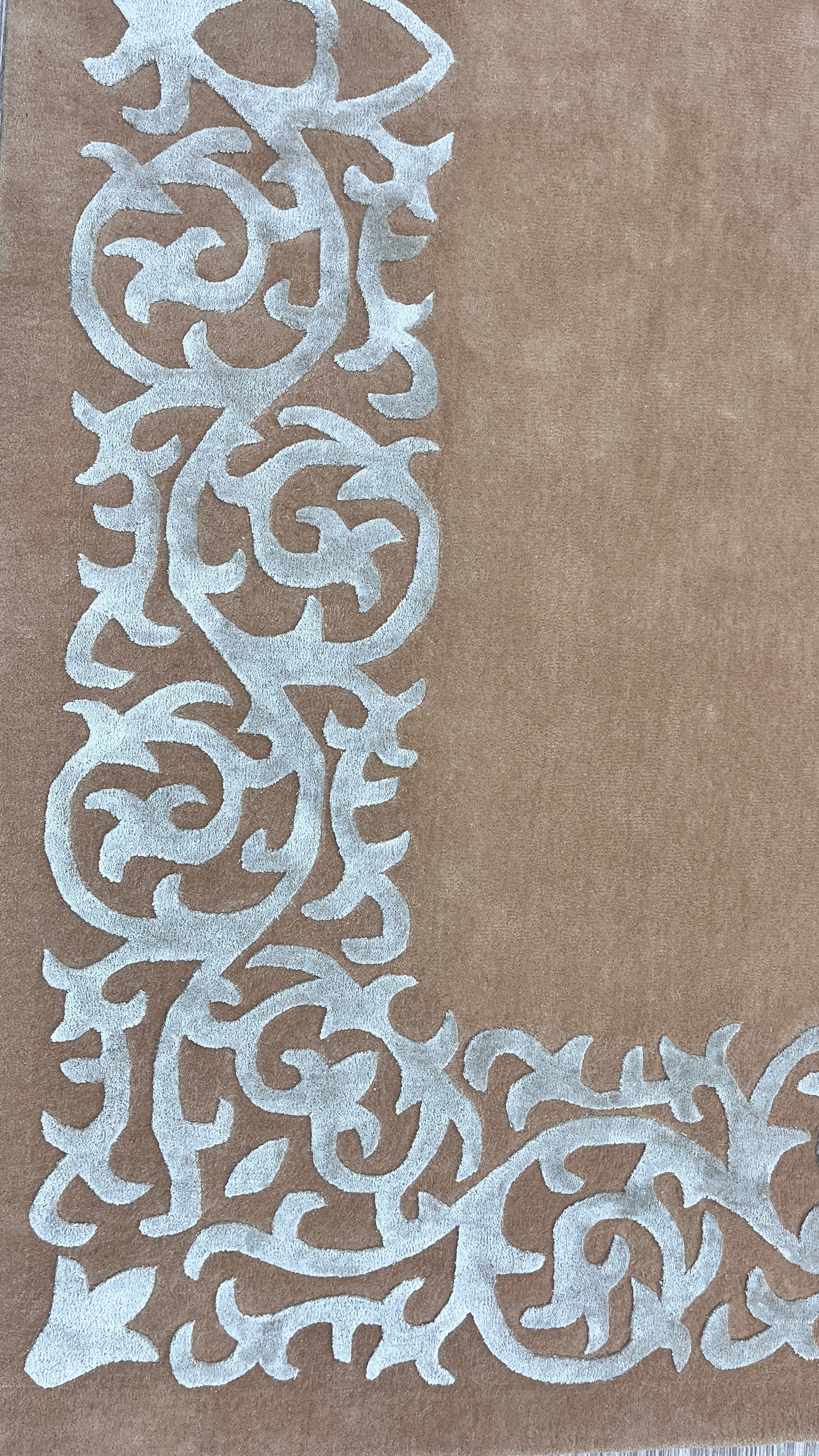 Handgetufter eleganter Design-Teppich mit ornamentaler Barock-Bordüre – Hellbraun & Silberweiß
