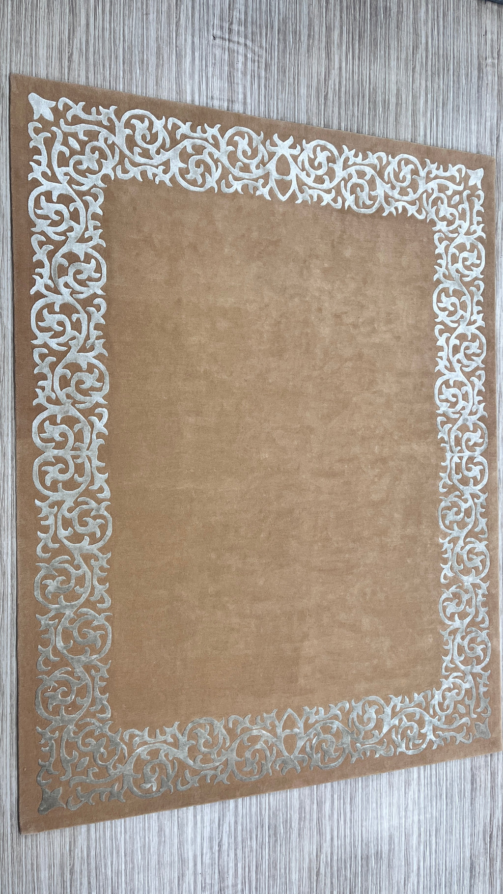 Handgetufter eleganter Design-Teppich mit ornamentaler Barock-Bordüre – Hellbraun & Silberweiß