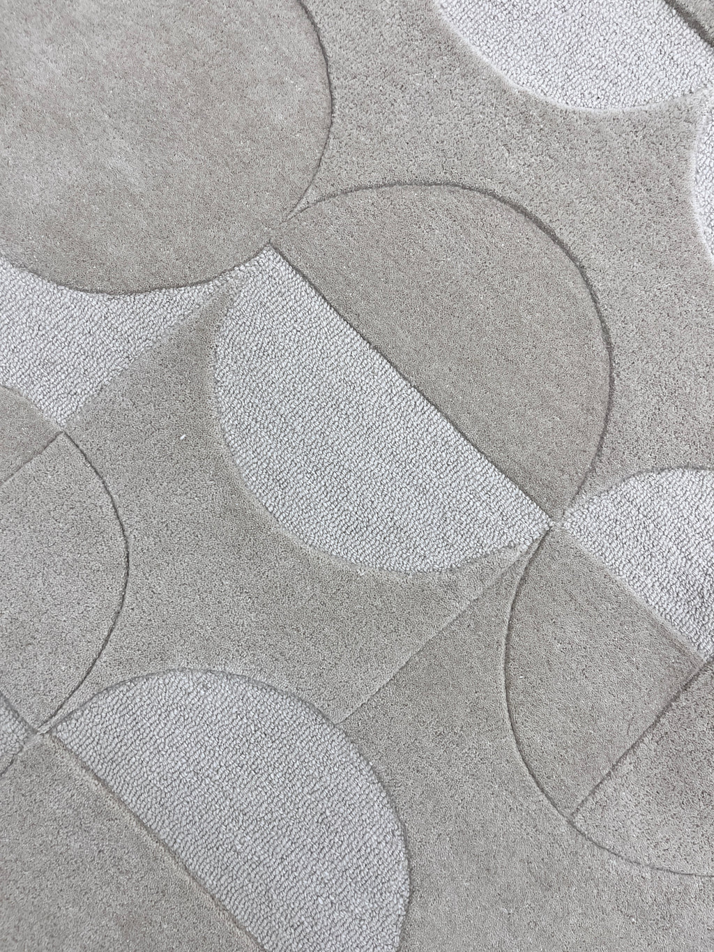 Handgetufter moderner Design-Teppich mit geometrischem Kreis-Reliefmuster – Steingrau & Greige