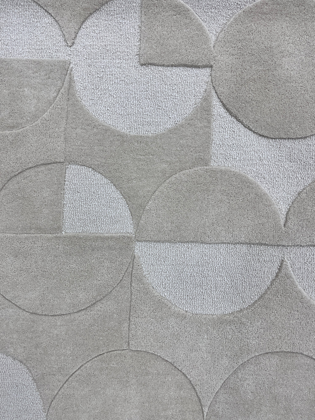 Handgetufter moderner Design-Teppich mit geometrischem Kreis-Reliefmuster – Steingrau & Greige