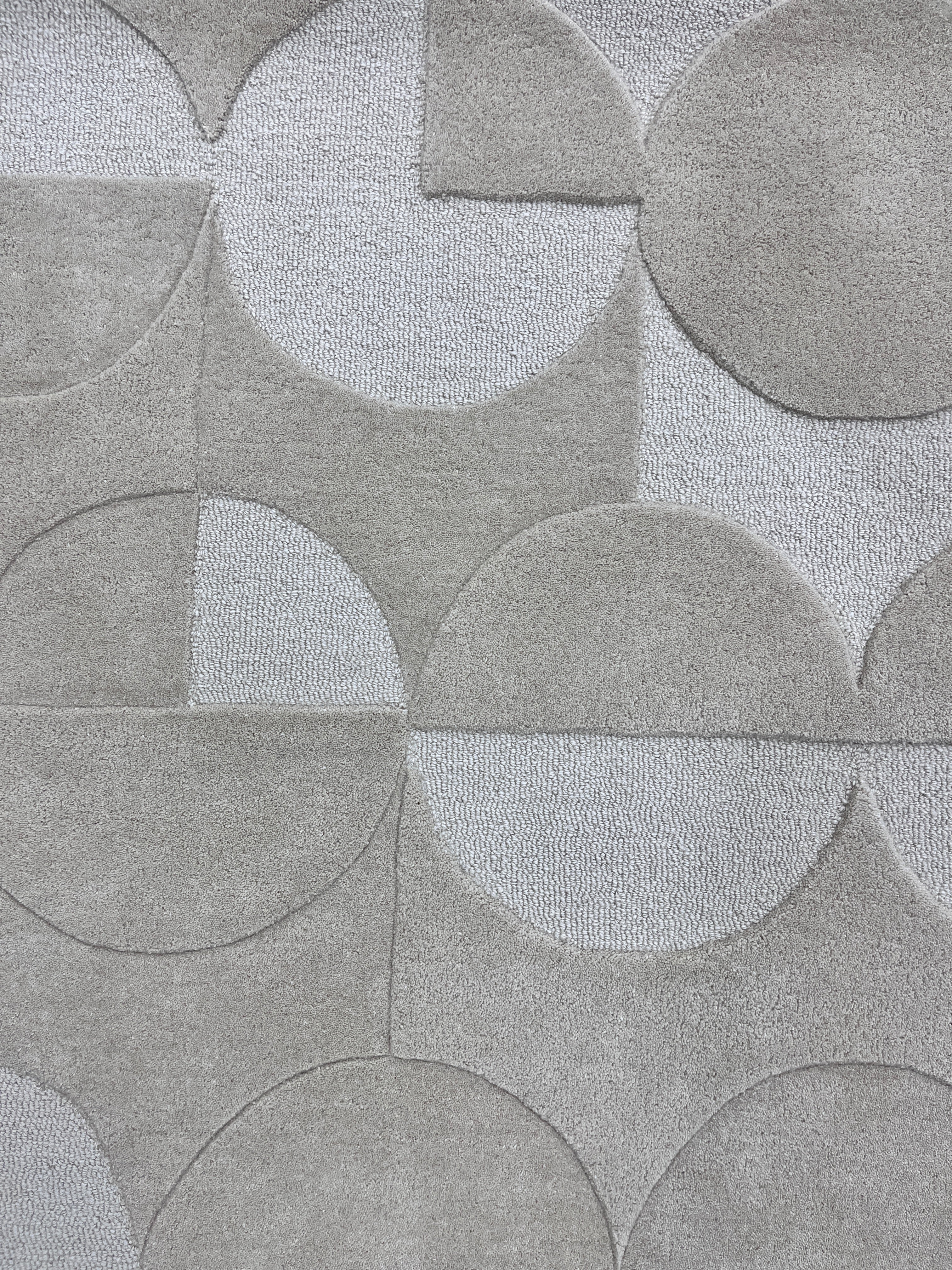 Handgetufter moderner Design-Teppich mit geometrischem Kreis-Reliefmuster – Steingrau & Greige