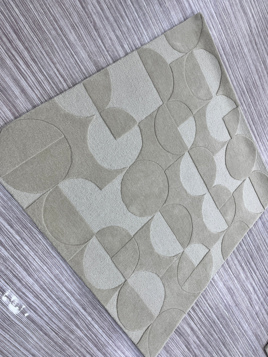 Handgetufter moderner Design-Teppich mit geometrischem Kreis-Reliefmuster – Steingrau & Greige