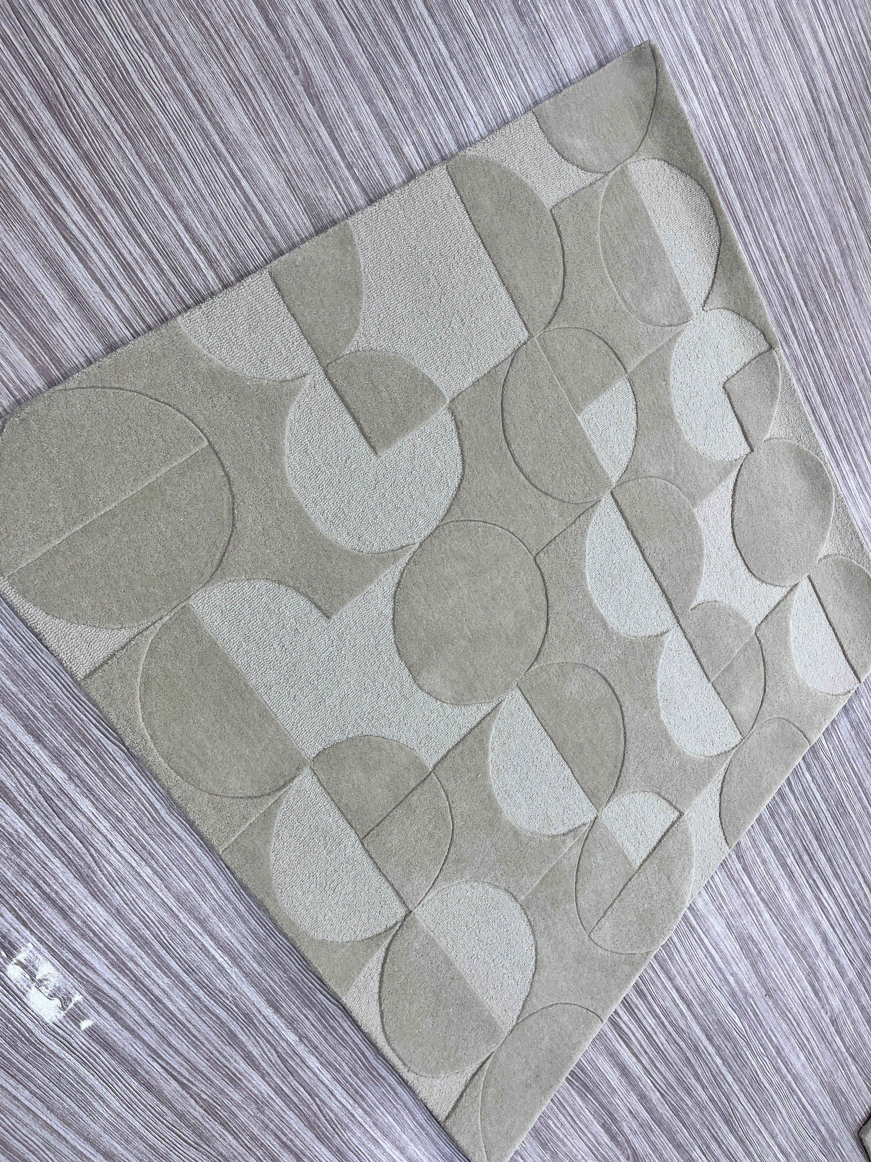 Handgetufter moderner Design-Teppich mit geometrischem Kreis-Reliefmuster – Steingrau & Greige