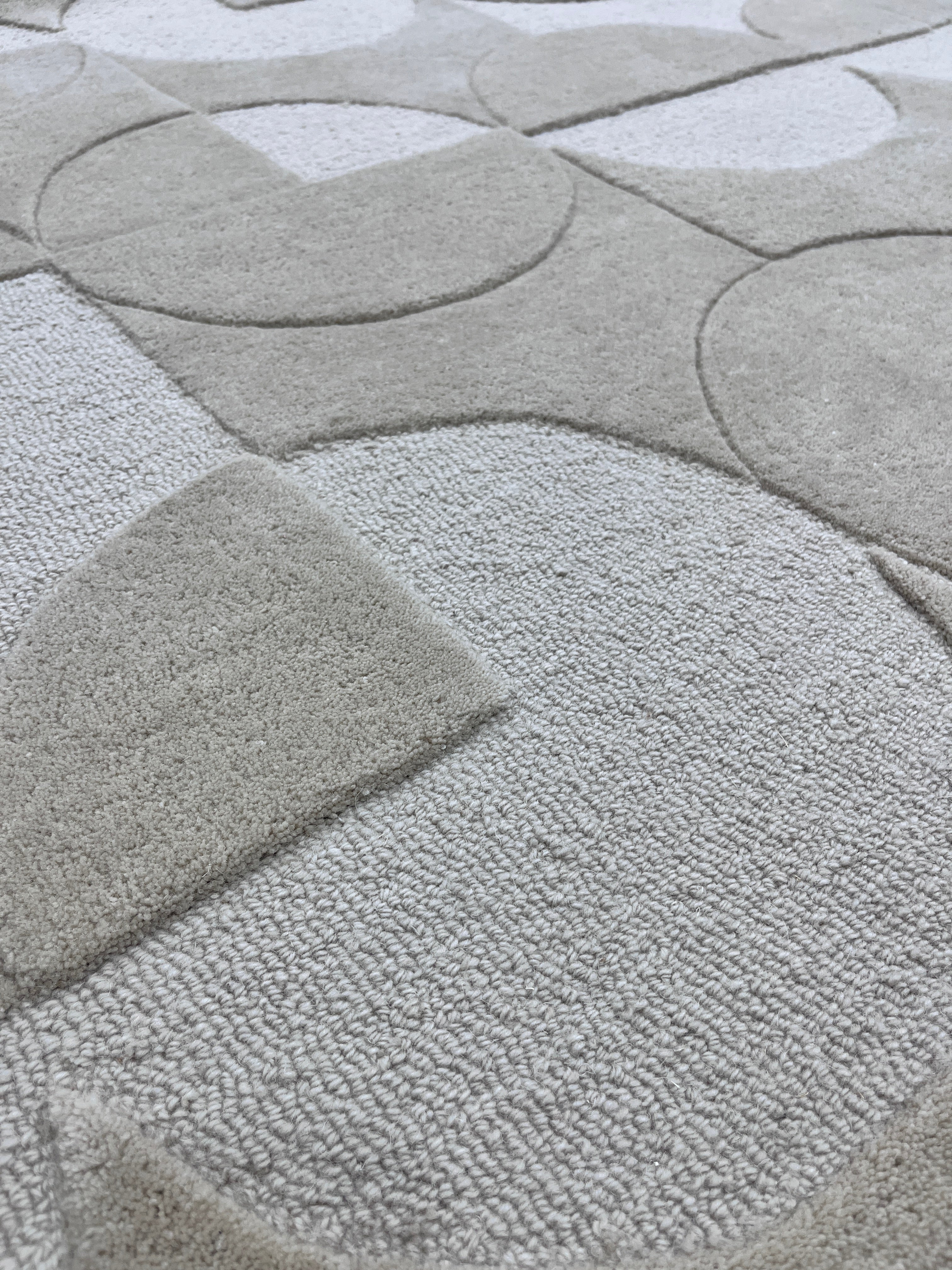 Handgetufter moderner Design-Teppich mit geometrischem Kreis-Reliefmuster – Steingrau & Greige
