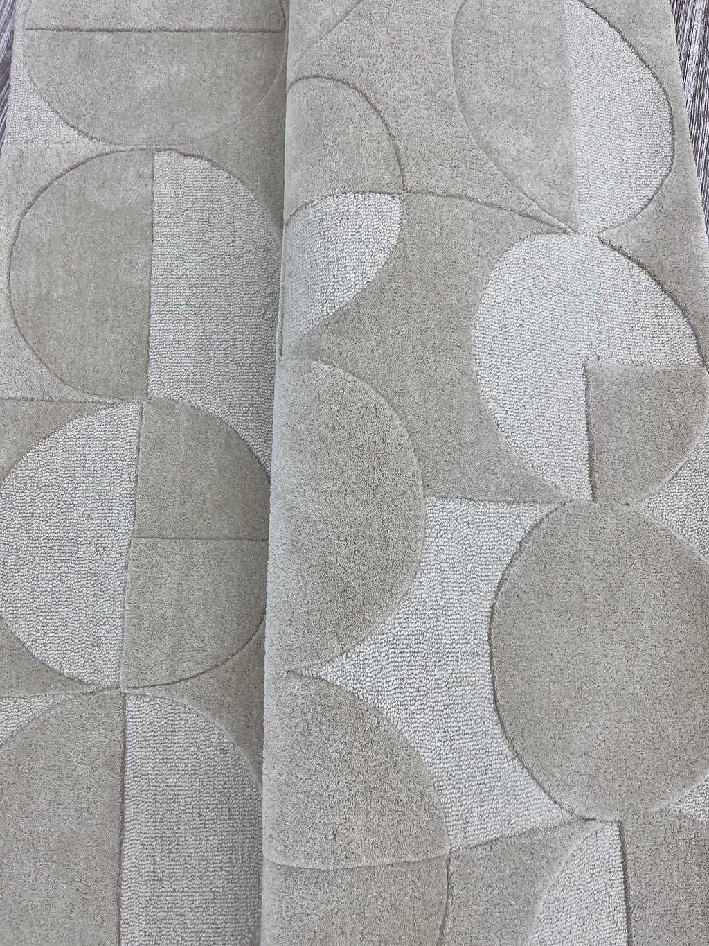 Handgetufter moderner Design-Teppich mit geometrischem Kreis-Reliefmuster – Steingrau & Greige