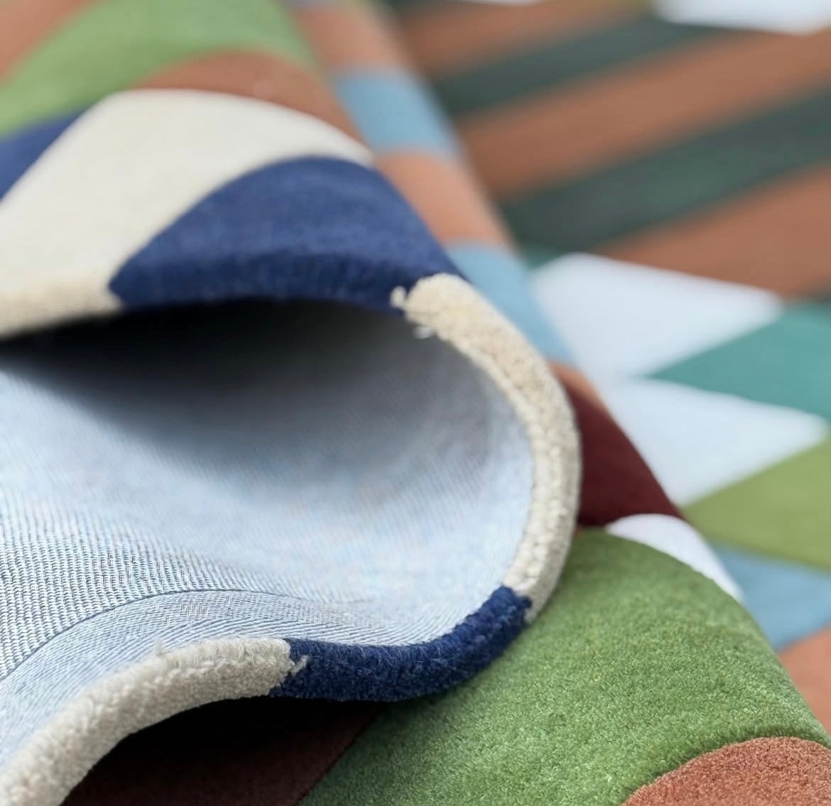 Handgetufter moderner Design-Teppich im Bauhaus-Stil mit geometrischem Colour-Blocking – Multikolor