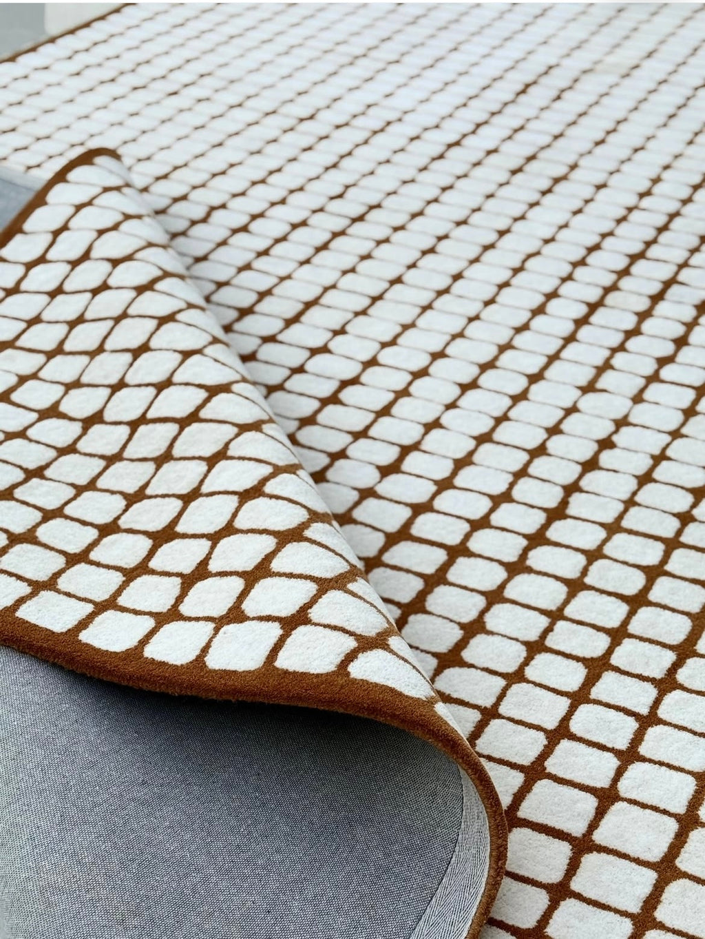 Handgetufter moderner Design-Teppich mit geometrischem Gittermuster – Erdbraun & Cremeweiß