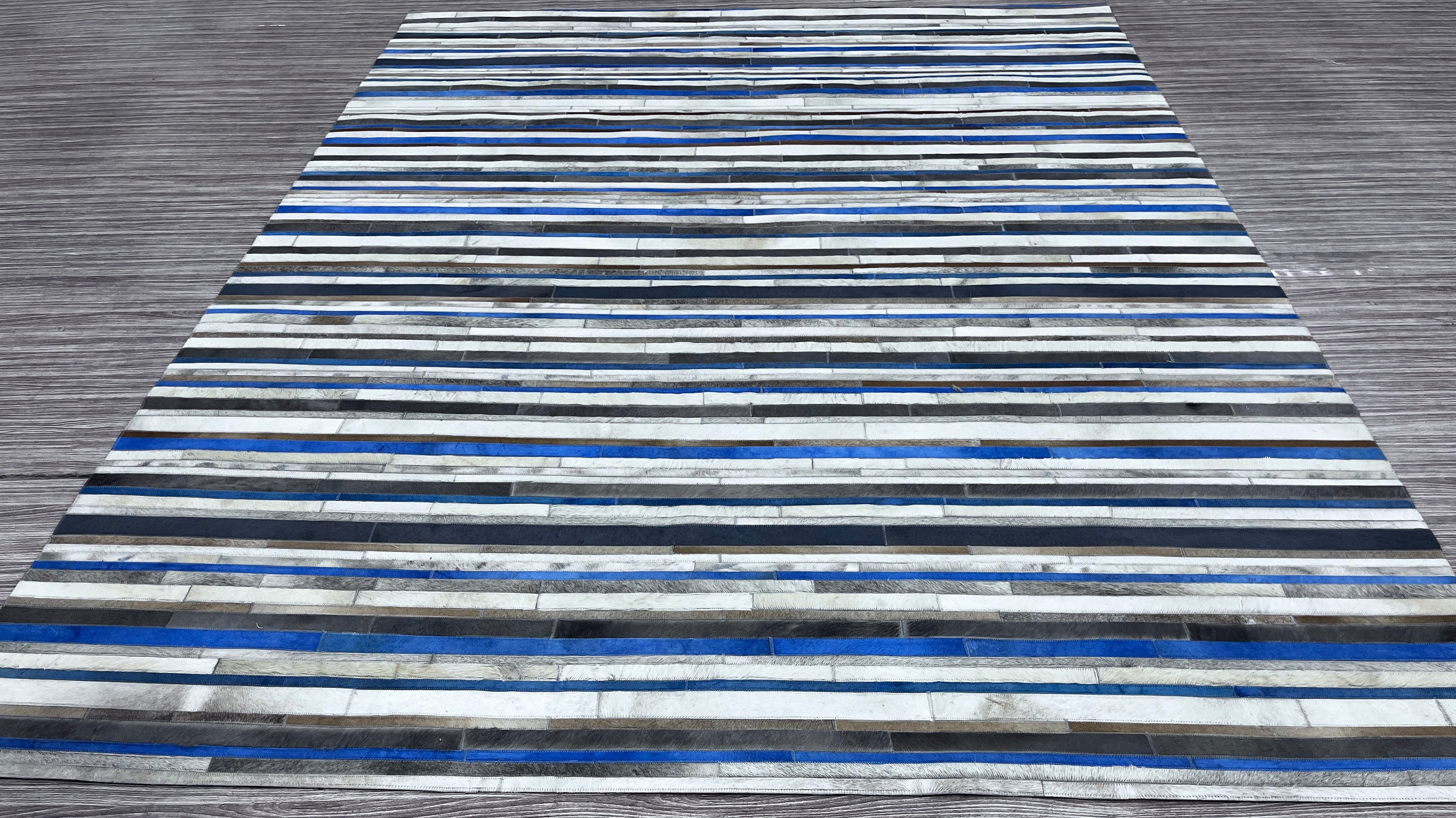 Gestreifter Patchwork-Lederteppich in Kobaltblau