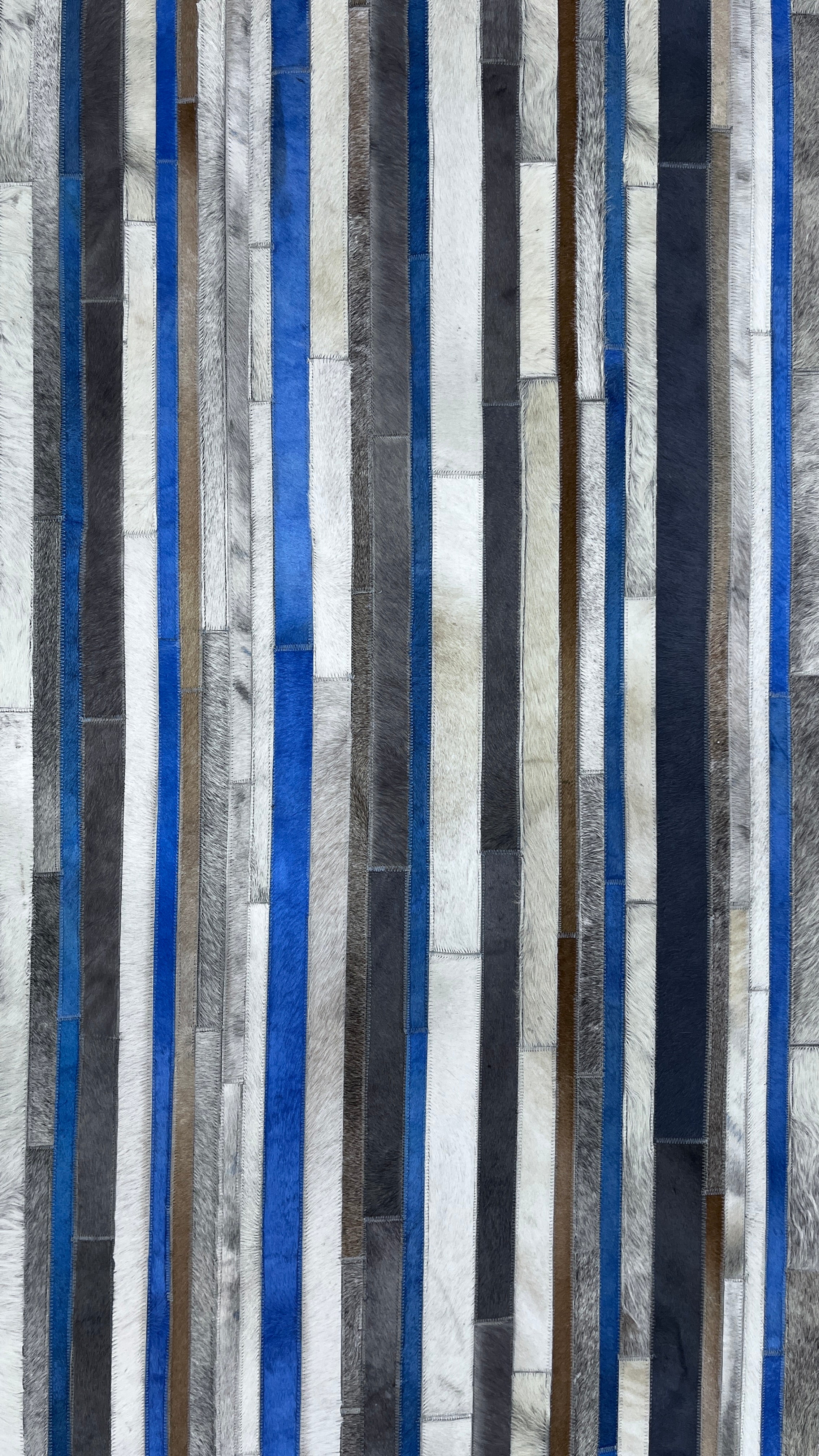 Gestreifter Patchwork-Lederteppich in Kobaltblau