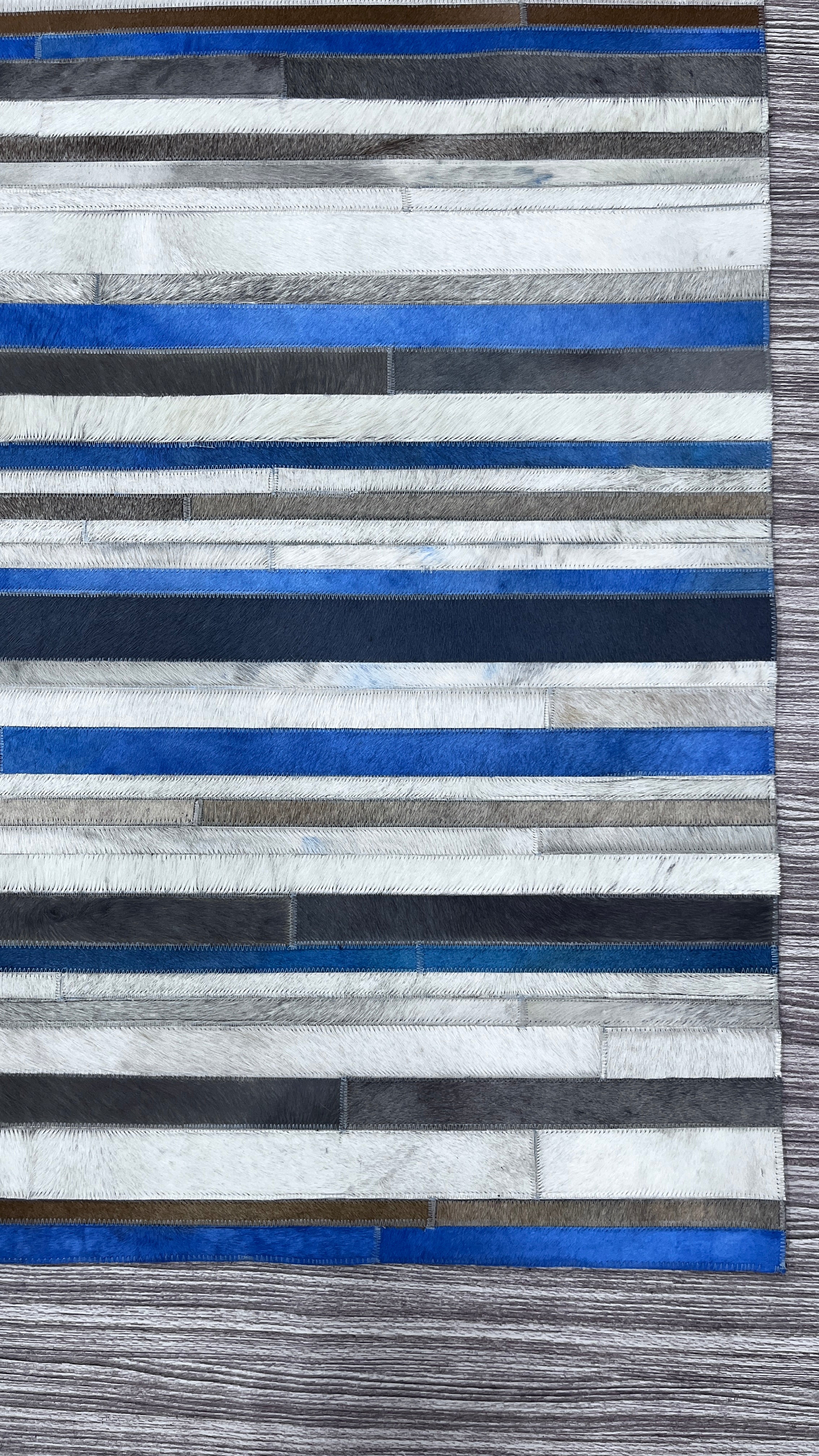 Gestreifter Patchwork-Lederteppich in Kobaltblau