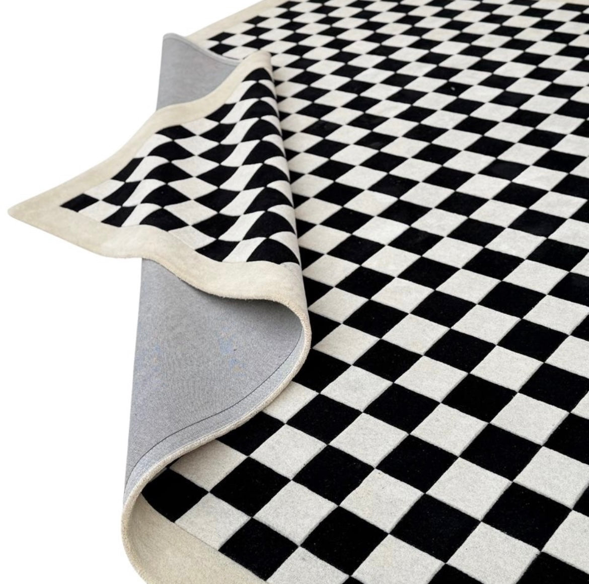Handgetufter Wollteppich „Classic Checkerboard“ – Schwarz & Creme