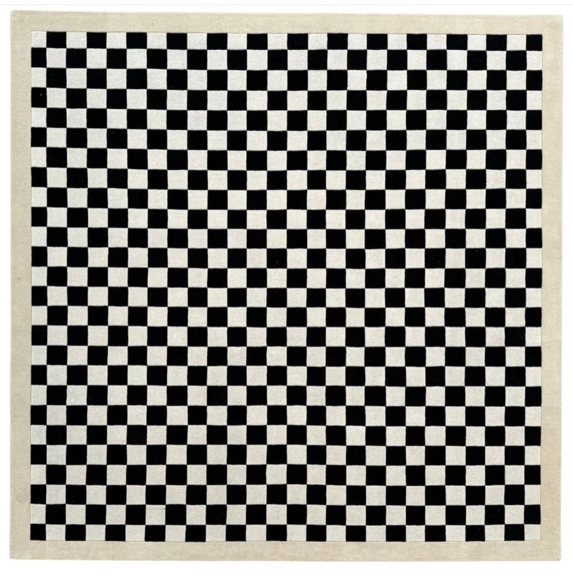 Handgetufter Wollteppich „Classic Checkerboard“ – Schwarz & Creme