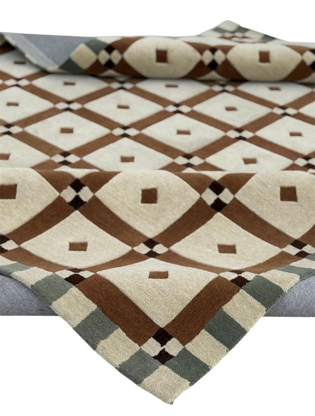 Handgetufter Design-Teppich mit geometrischem Rauten-Muster in warmem Braun & Naturweiß