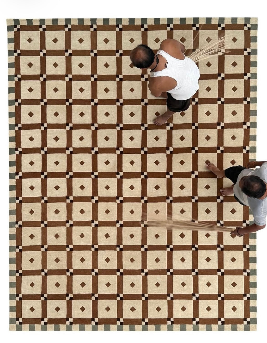 Handgetufter Design-Teppich mit geometrischem Rauten-Muster in warmem Braun & Naturweiß
