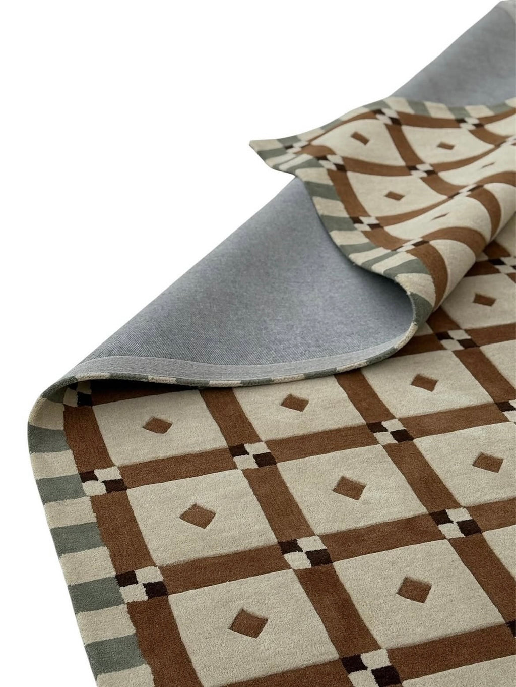 Handgetufter Design-Teppich mit geometrischem Rauten-Muster in warmem Braun & Naturweiß