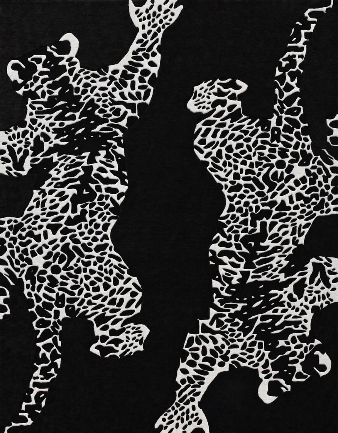 Handgetufter Design-Teppich mit wildem Leoparden-Motiv in Tiefschwarz & Naturweiß