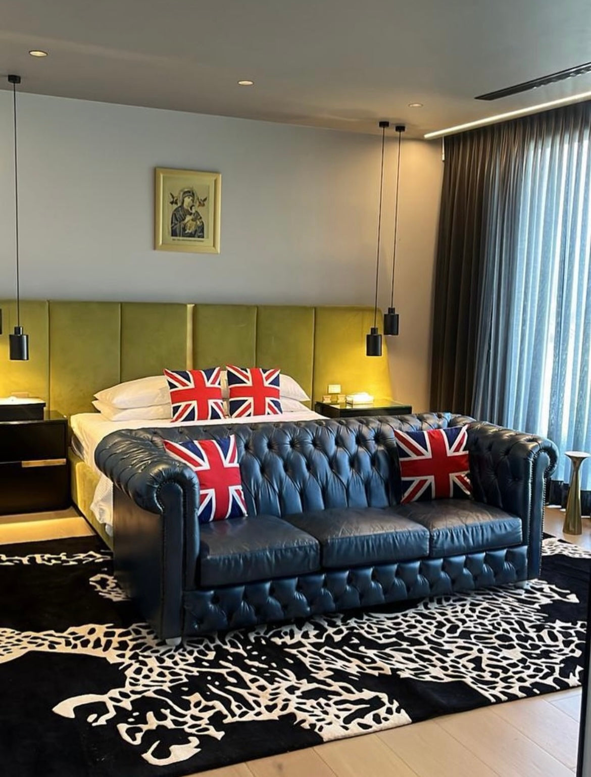 Handgetufter Design-Teppich mit wildem Leoparden-Motiv in Tiefschwarz & Naturweiß