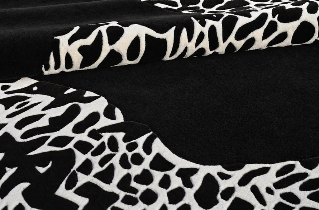 Handgetufter Design-Teppich mit wildem Leoparden-Motiv in Tiefschwarz & Naturweiß