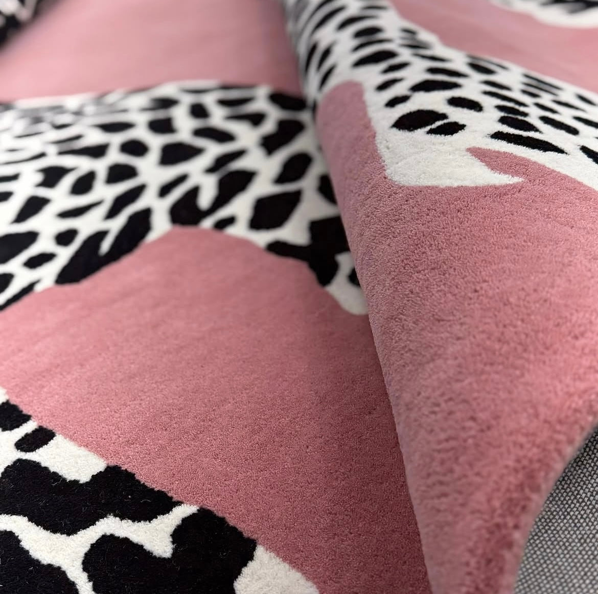 Handgetufter Design-Teppich mit wildem Leoparden-Motiv in Altrosa & Schwarz-Weiß