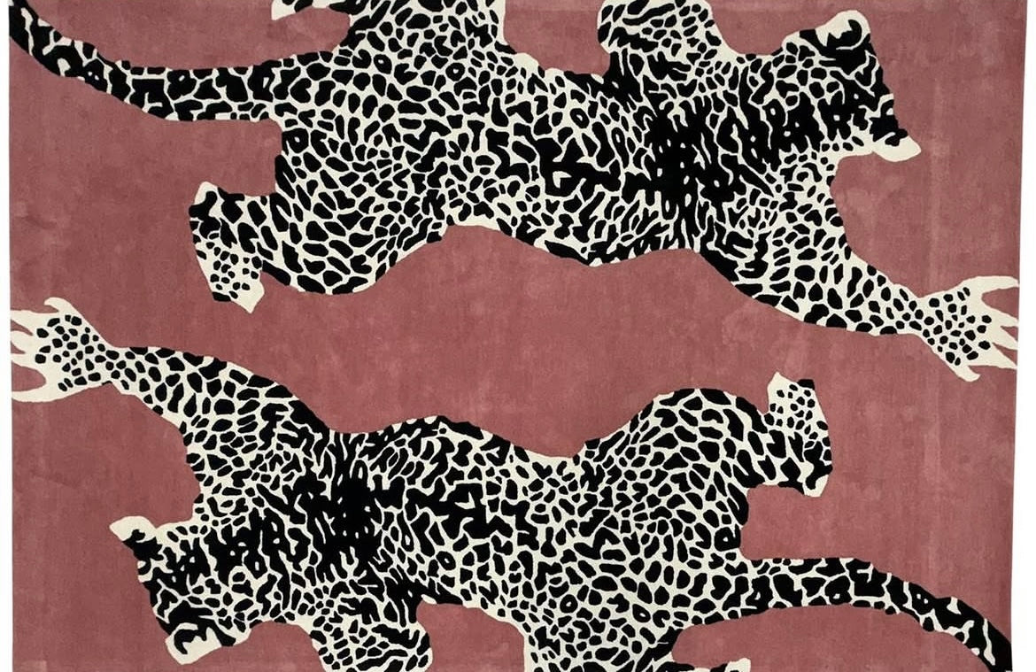 Handgetufter Design-Teppich mit wildem Leoparden-Motiv in Altrosa & Schwarz-Weiß
