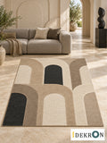 Bern Arcade Rhythm: handgetufteter Wollteppich in Sandsteinbeige, Elfenbein, Taupe und Anthrazit, im modernen Wohnzimmer mit abgestimmter Kunst.