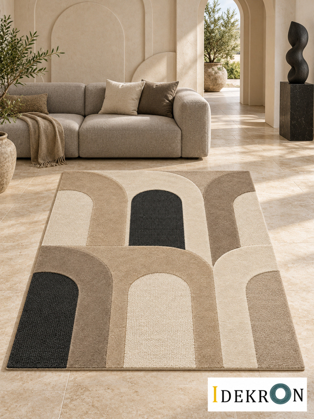 Bern Arcade Rhythm: handgetufteter Wollteppich in Sandsteinbeige, Elfenbein, Taupe und Anthrazit, im modernen Wohnzimmer mit abgestimmter Kunst.
