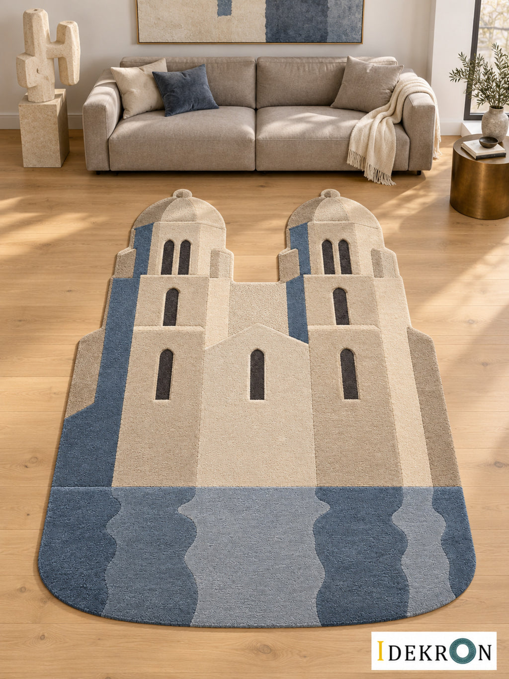 Zürich Twin Forms: handgetufteter Wollteppich in Elfenbein, Kalksteinbeige, Taupe, Anthrazit und gedecktes Blau, im modernen Wohnzimmer mit abgestimmter Kunst.