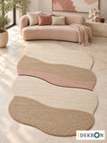 Zug Kirsch Layers: handgetufteter Wollteppich in Creme, Biskuitbeige, Altrosa und dunkles Kirschrot, im modernen Wohnzimmer mit abgestimmter Kunst.