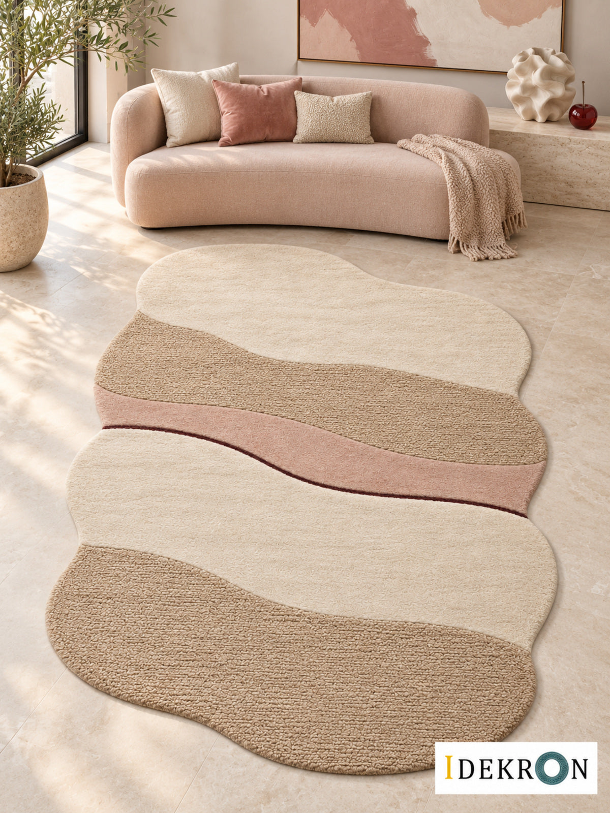 Zug Kirsch Layers: handgetufteter Wollteppich in Creme, Biskuitbeige, Altrosa und dunkles Kirschrot, im modernen Wohnzimmer mit abgestimmter Kunst.
